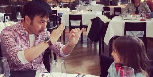 小女孩与店主合影