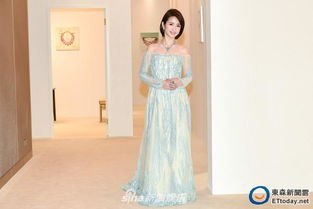 蓝色露肩裙细节