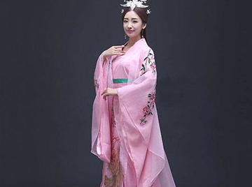 一个穿着古代服饰的女孩