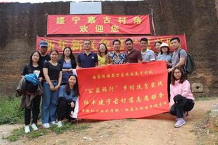 当地群众与仪仗队合影