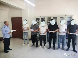 派出所正在调查现场