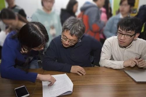 学生围绕着老师积极提问并讨论