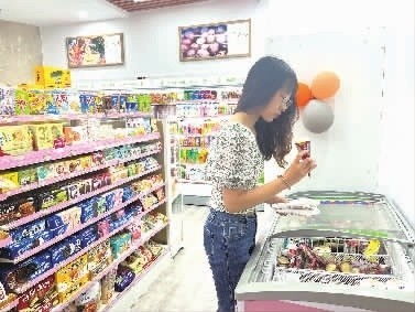 消费者选购雪糕场景