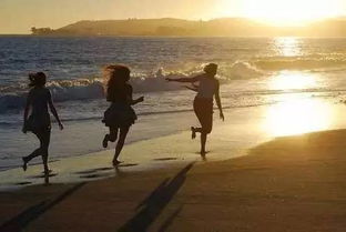 两位好友在夕阳下散步象征着友情的升华