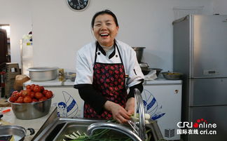 刘强东母亲现身食堂煮饺子，背后故事令人动容