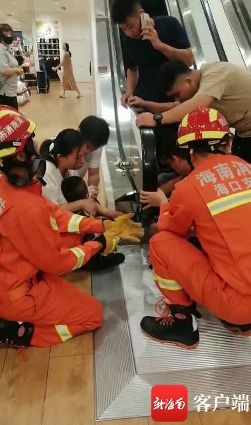 消防员正在施救