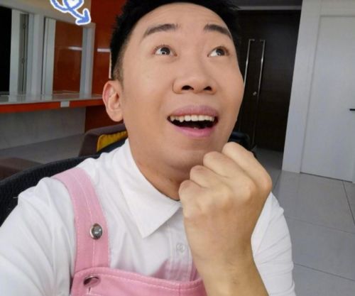 杨迪微笑地展示着手机屏幕上的行程安排