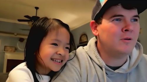 小女孩在家观看何老师跳舞视频