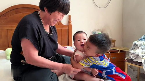 一家人讨论新生儿