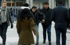 街头行人表情各异