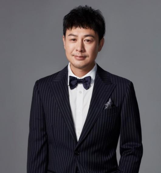 导演正在指导演员表演