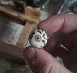 手工制作珠子过程