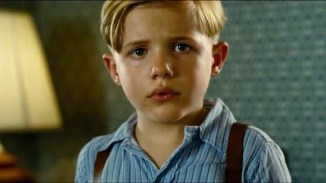 小男孩绝望的眼神