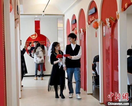 一对新人领取结婚证后拍照留念