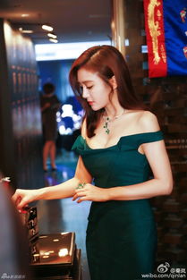 秦岚蓝色露肩裙：优雅与自信的完美诠释