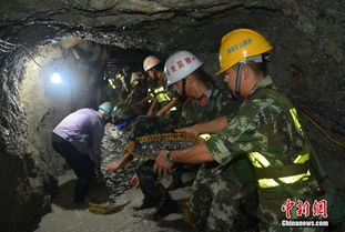 救援人员进行清理工作