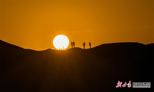 夕阳下孤独行走的人影