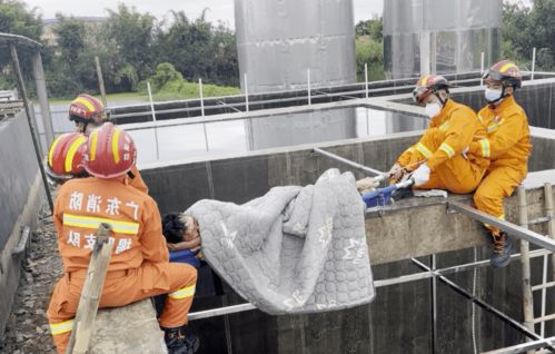 小林正在帮助阿梅稳定重心