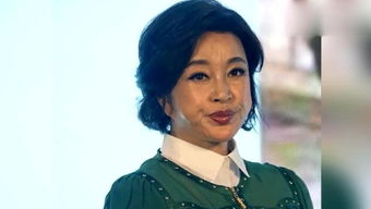 刘晓庆穿运动鞋走红毯，74岁女神的自信与优雅