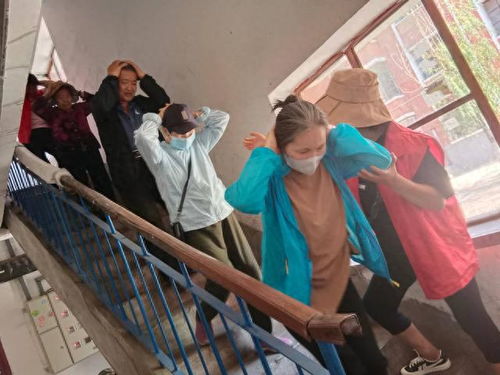 居民进行防震演习