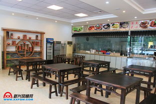 一家热闹的餐厅内部