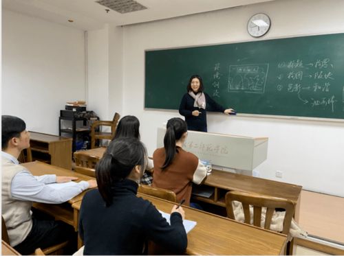 一名女师范生在认真地为学生讲解知识