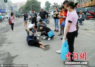 孩子拍打爷爷被推下座椅：家庭矛盾背后的深思