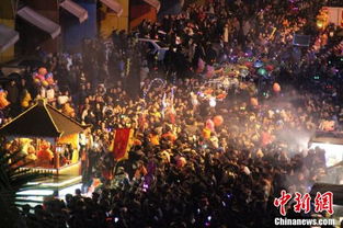 夜晚排队的长龙