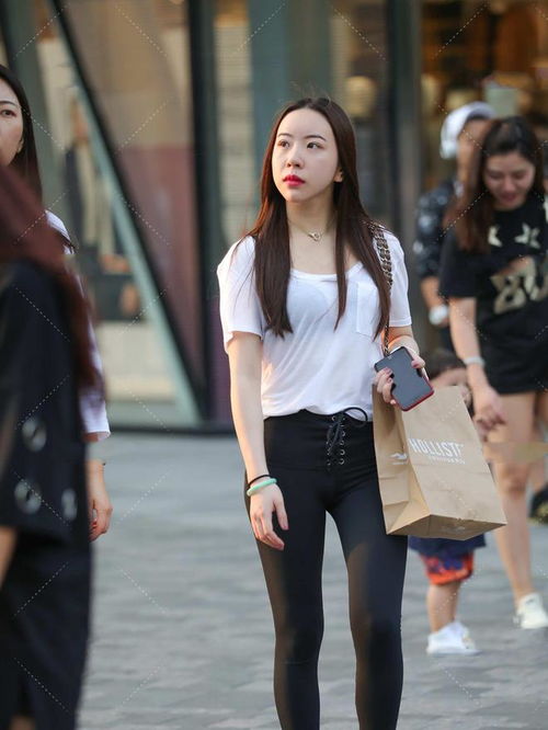 宽松上衣搭配修身裤