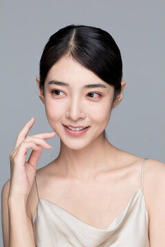 爱泼斯坦案：最早发声的受害者为何选择结束生命？