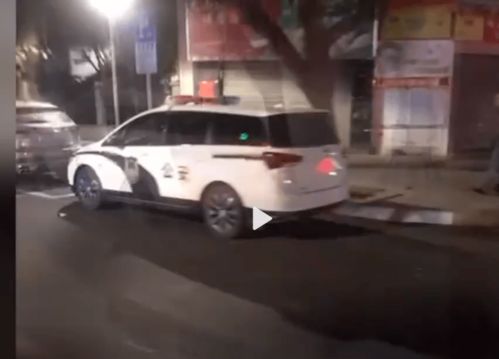 嫌疑人被捕坐在警车里