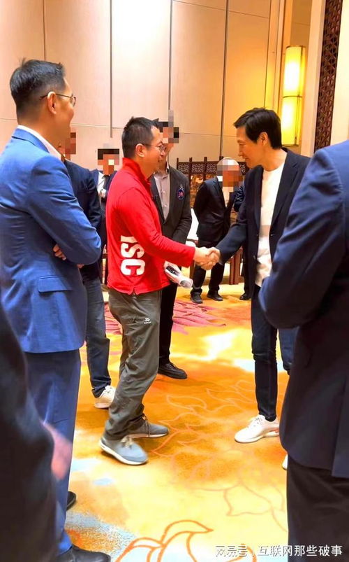 卤鹅哥投喂周鸿祎被拒，现场拉扯引发争议！