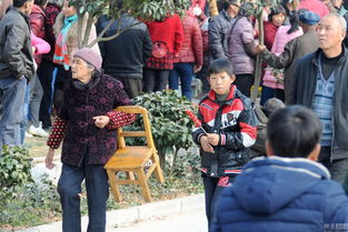 村民围观婚礼现场