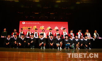 师范生参加毕业典礼的庄严场景