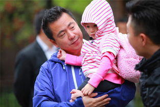 父亲紧紧抱住女儿，眼神坚定