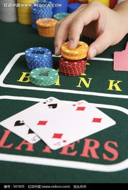 赌桌上的纸牌和筹码
