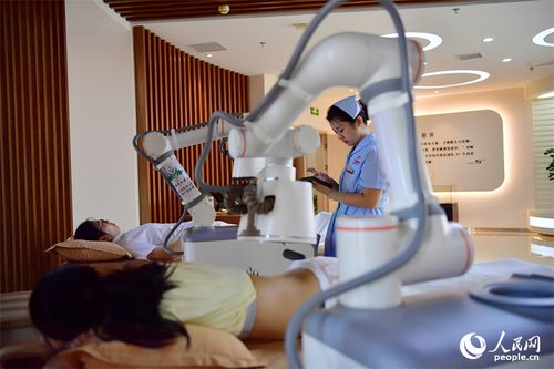 医院内正在操作电脑的护士