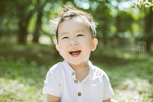 阳光下的小男孩