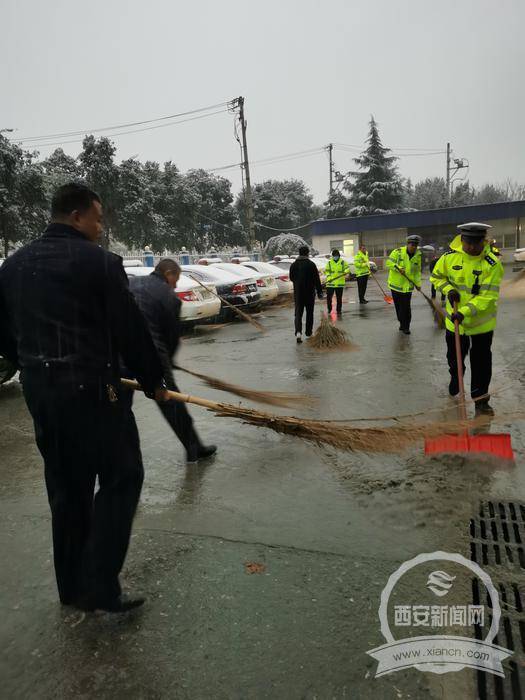 民警清理积雪