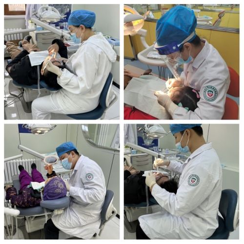 医生正在检查患者的口腔情况