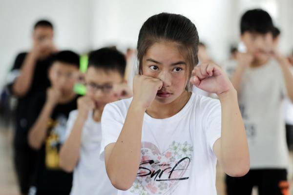 学员正在认真练习拳击动作