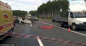 一家三口被撞后，老人发现儿子的秘密