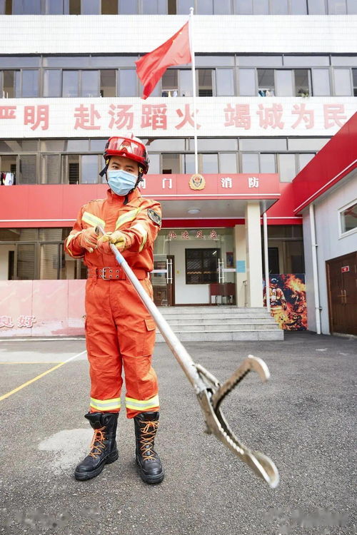 消防员展示捕蛇工具