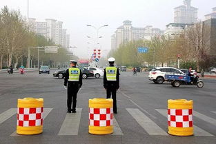 现场调查人员忙碌的身影