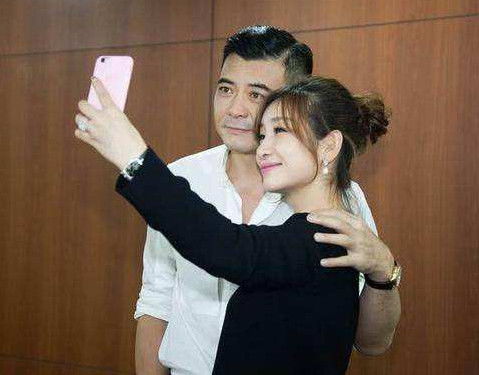 殉情男子离世前将妻子遗物成箱送回：爱与遗憾的最后告别