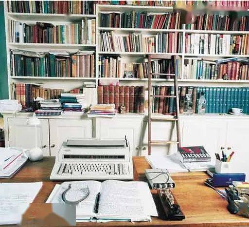 一个人在书房写作