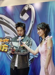 苏洛站在领奖台上