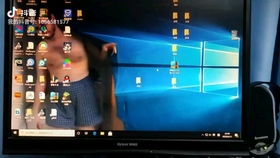 正在看电脑屏幕的男人