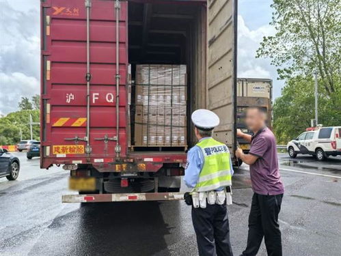 交警检查超速车辆