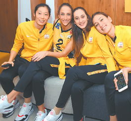 李嘉琦与浪姐队友们的合影照片